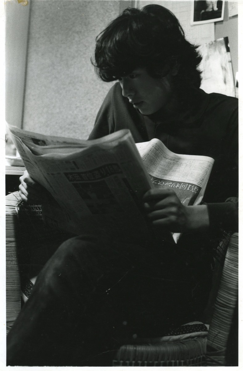 新聞を読む奈良