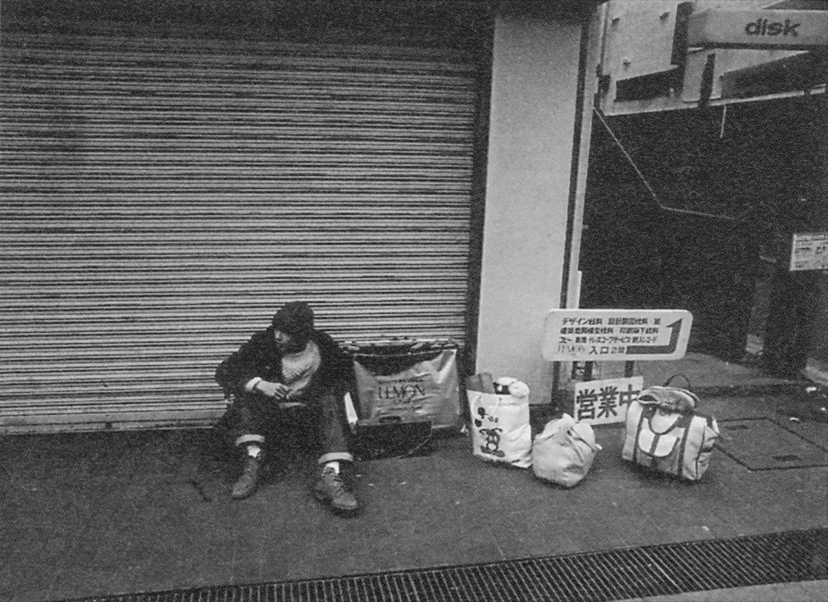 上京後、画材店の前で