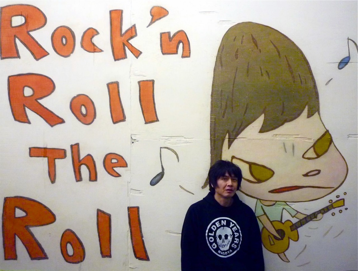 《Rock ‘n’ Roll the Roll》を背に
