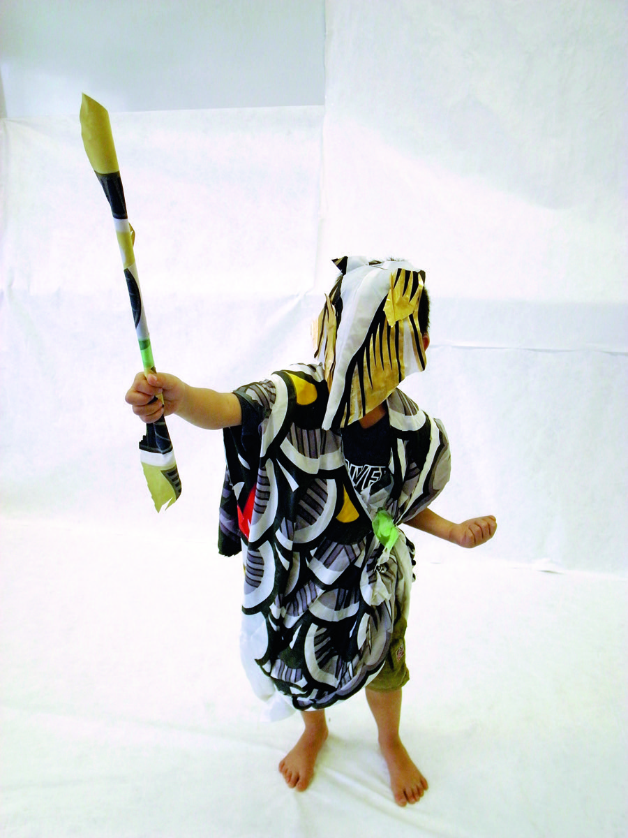 子供を対象とした鯉のぼりで服を作るワークショップ「Koi 鯉 ハッピー ショー」（福島市）にて