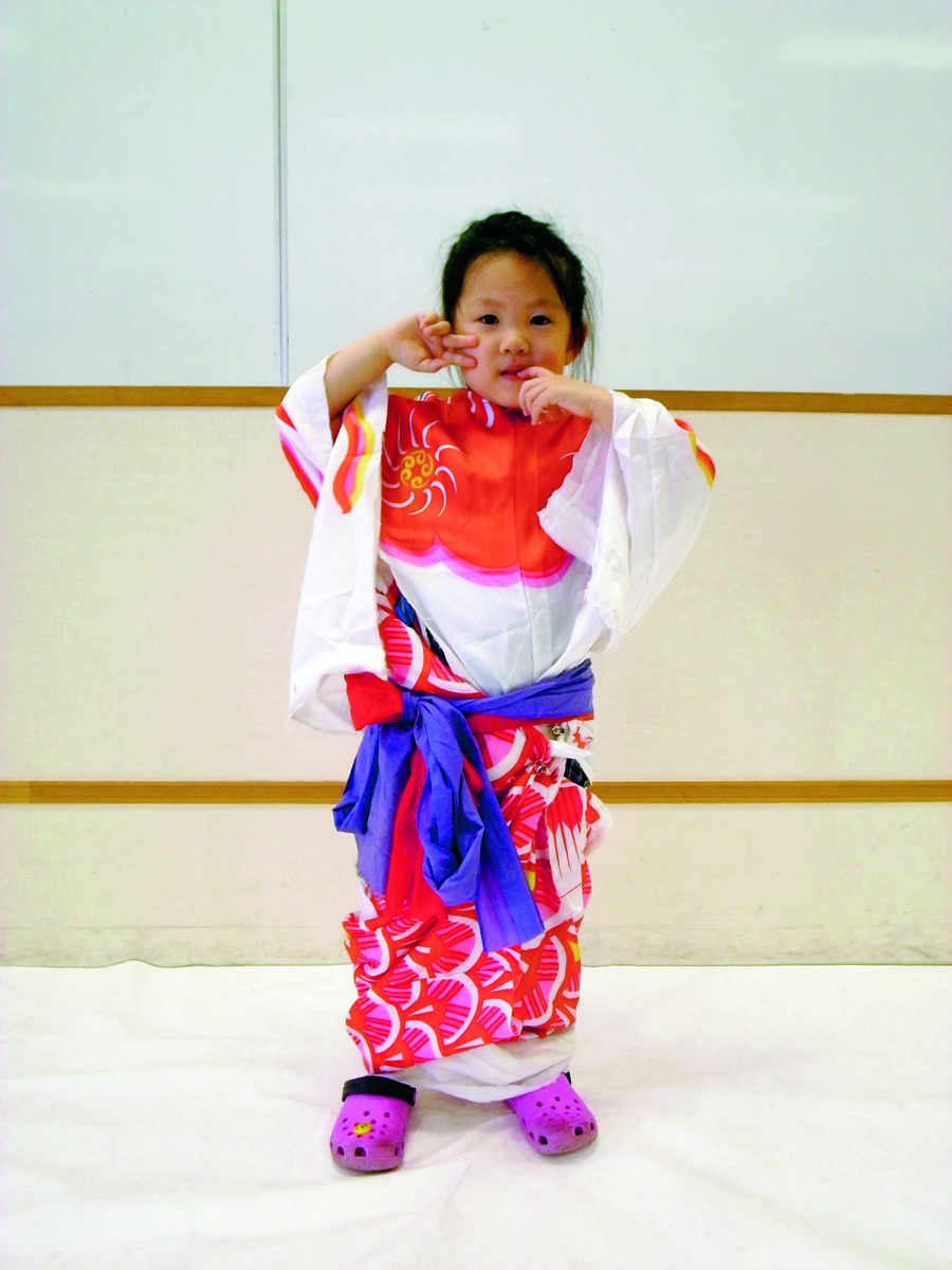 子供たちを対象とした鯉のぼりで服を作るワークショップ「Koi 鯉 ハッピー ショー」（福島市）にて
