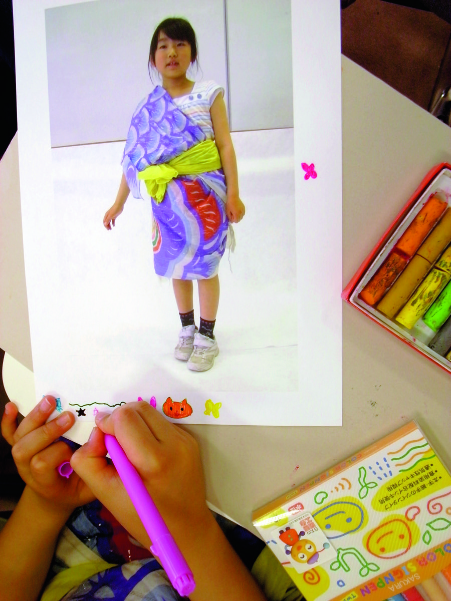 子供たちを対象とした鯉のぼりで服を作るワークショップ「Koi 鯉 ハッピー ショー」（福島市）にて