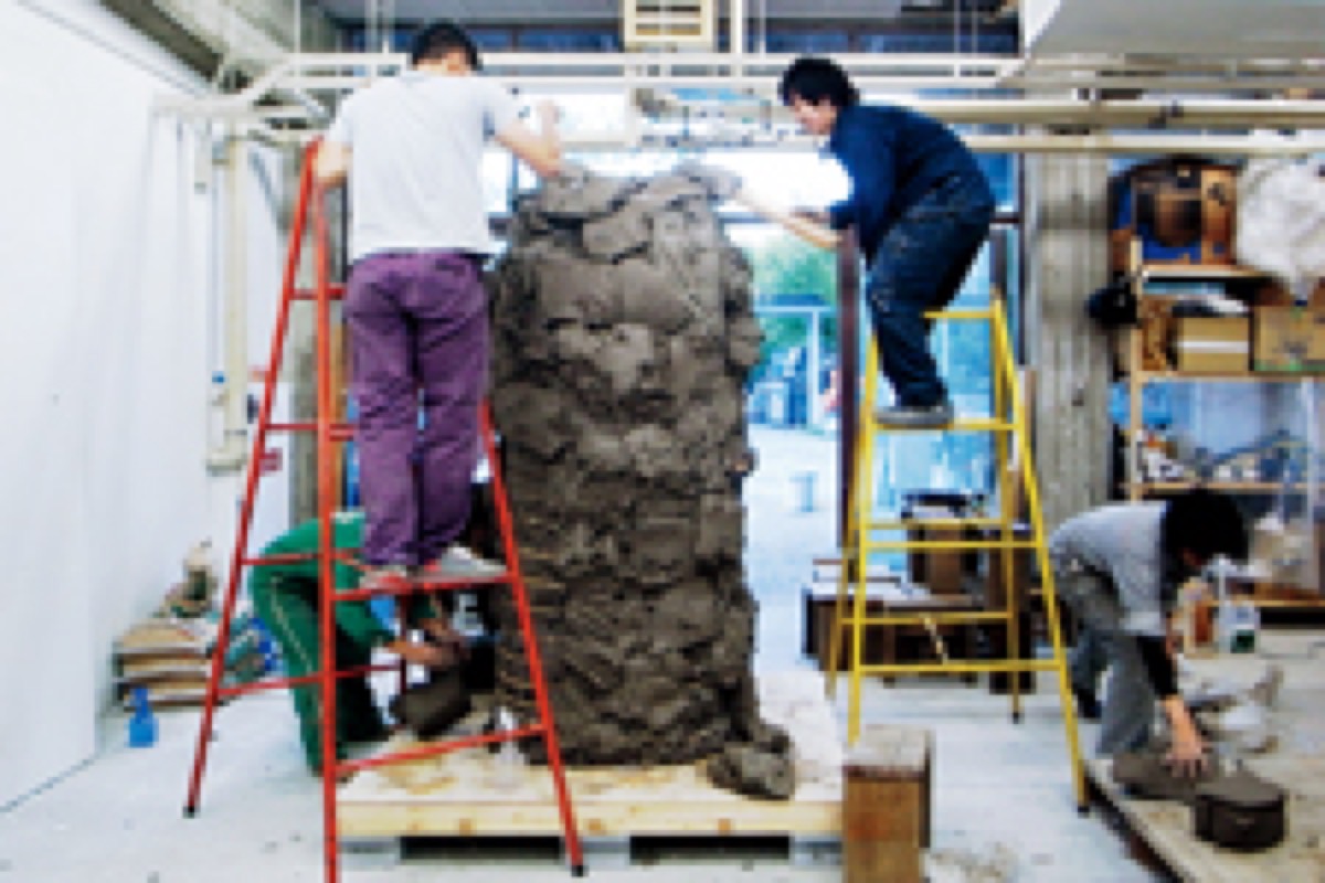 愛知県立芸術大学にビジティング・アーティストとして滞在し、ブロンズ彫刻の原型となる塑像を制作