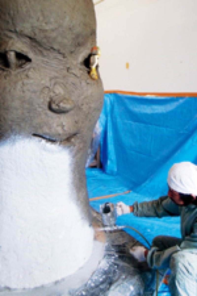 愛知県立芸術大学にビジティング・アーティストとして滞在し、ブロンズ彫刻の原型となる塑像を制作