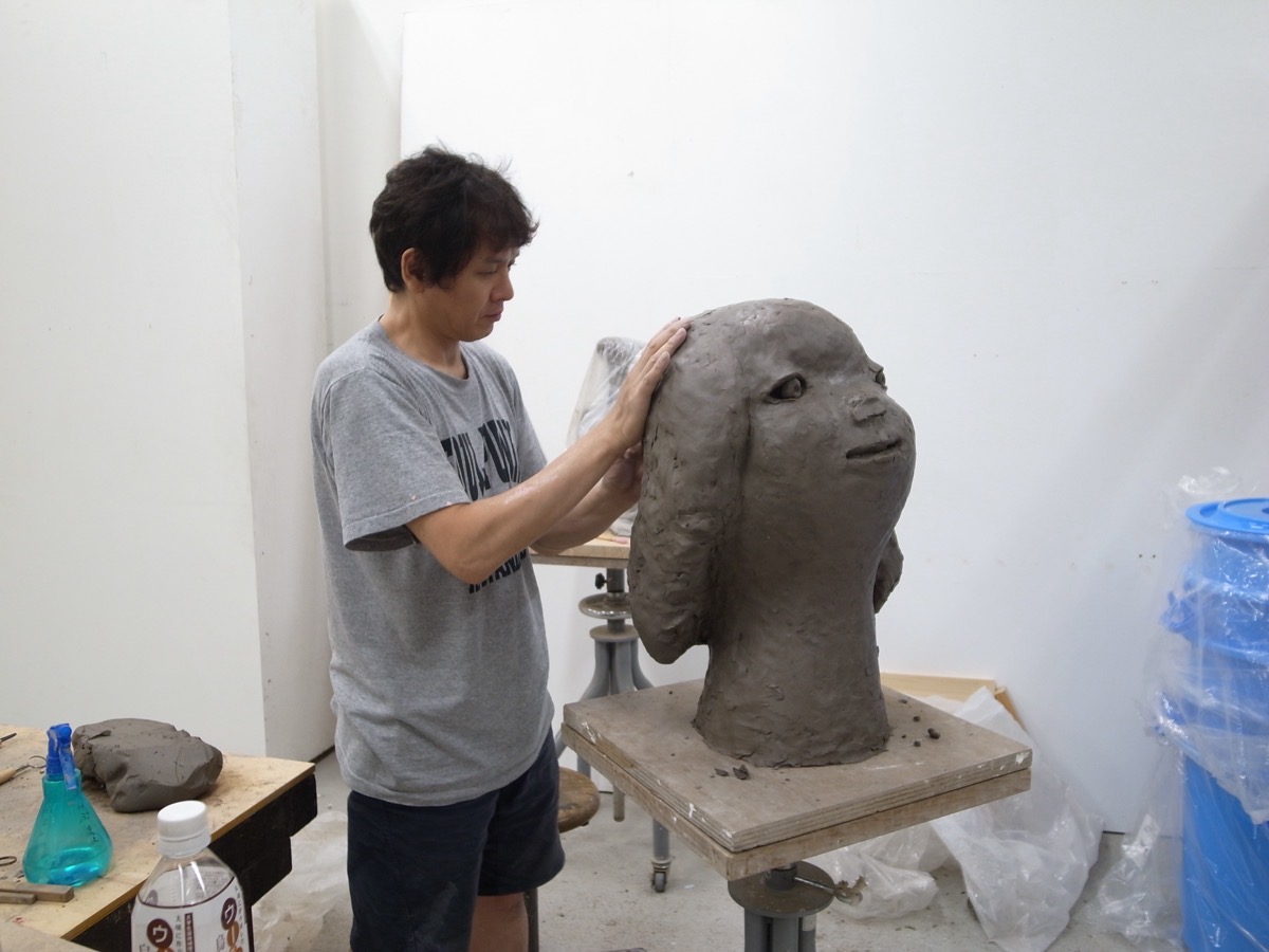愛知県立芸術大学にビジティング・アーティストとして滞在し、ブロンズ彫刻の原型となる塑像を制作