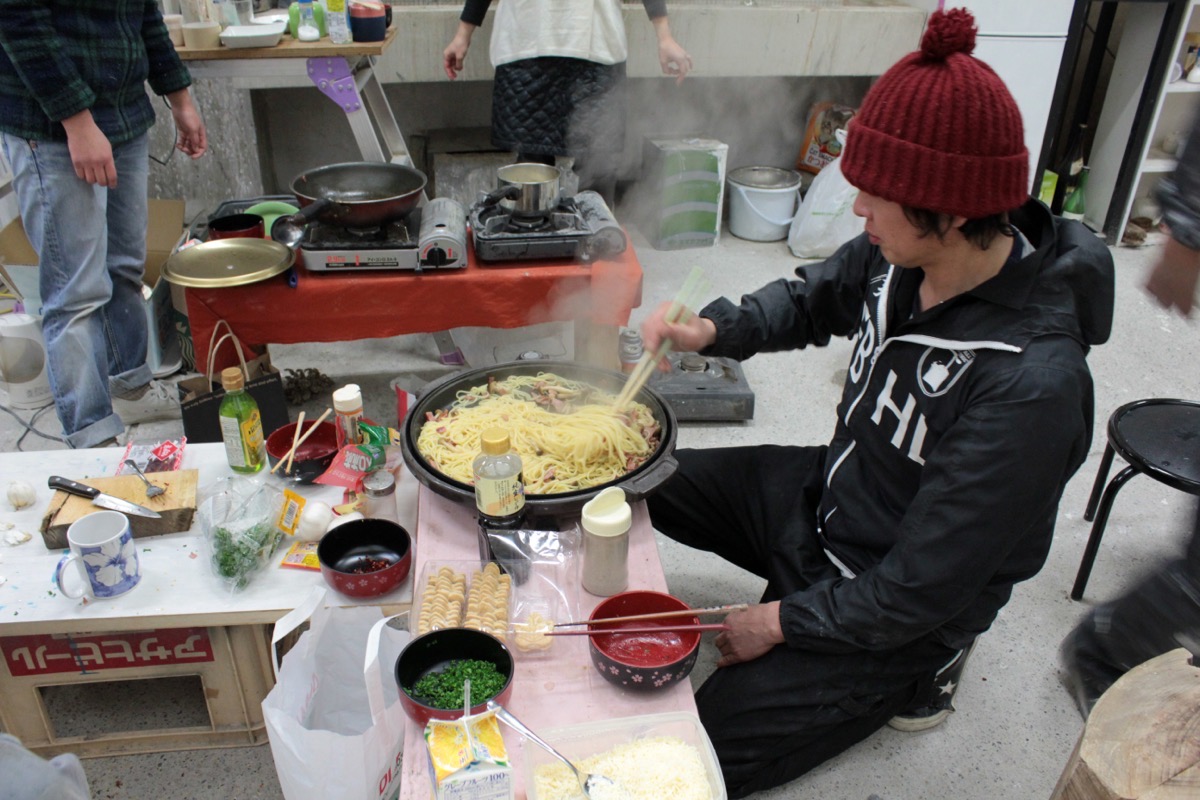 愛知県立芸術大学で焼きそばを振る舞う