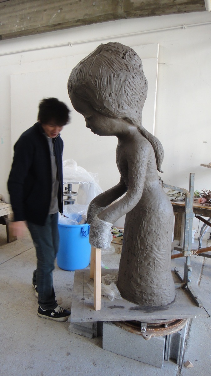 愛知県立芸術大学にビジティング・アーティストとして滞在し、ブロンズ彫刻の原型となる塑像を制作