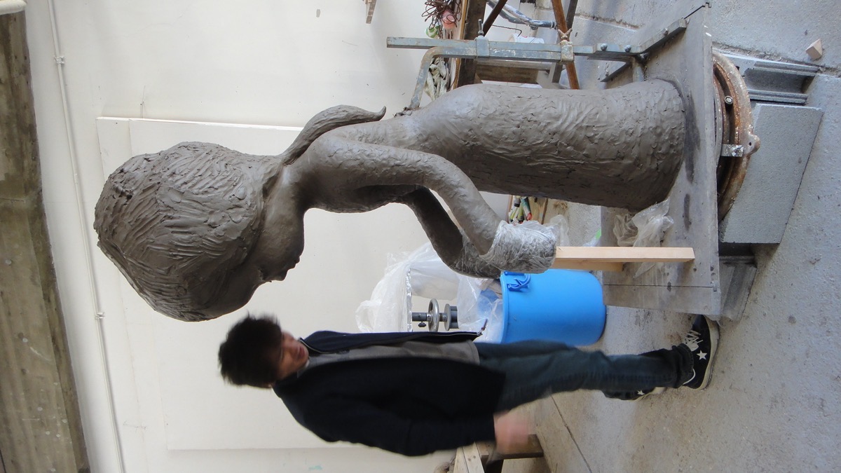 愛知県立芸術大学にビジティング・アーティストとして滞在し、ブロンズ彫刻の原型となる塑像を制作