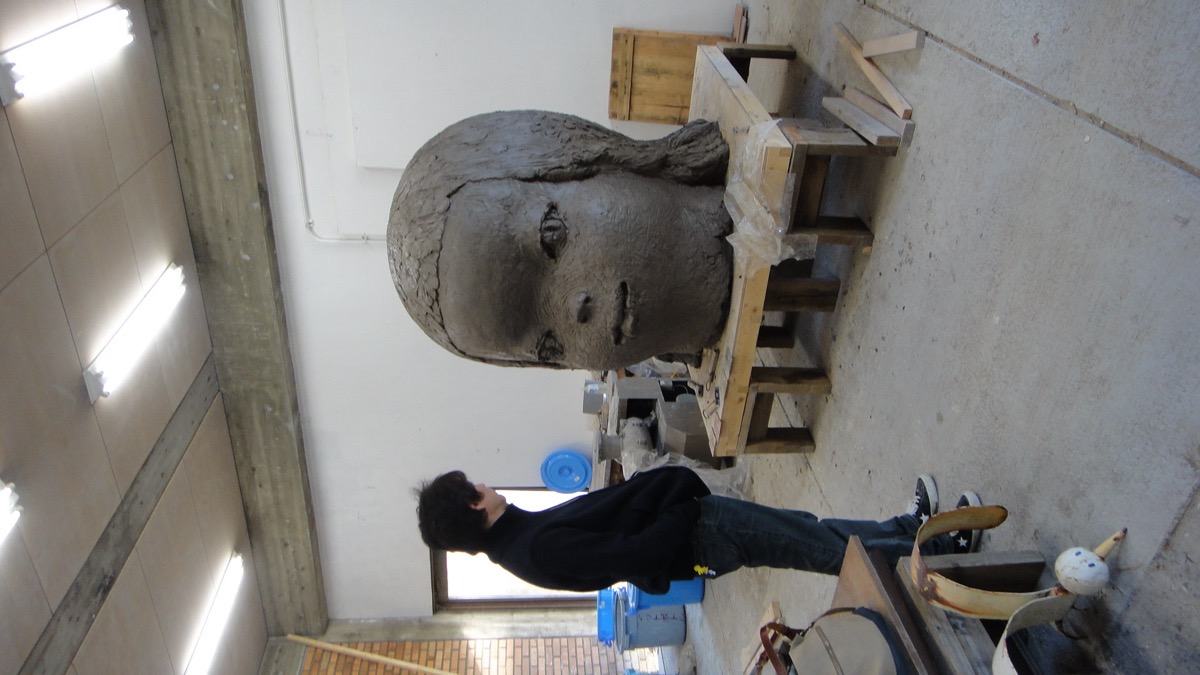 愛知県立芸術大学にビジティング・アーティストとして滞在し、ブロンズ彫刻の原型となる塑像を制作