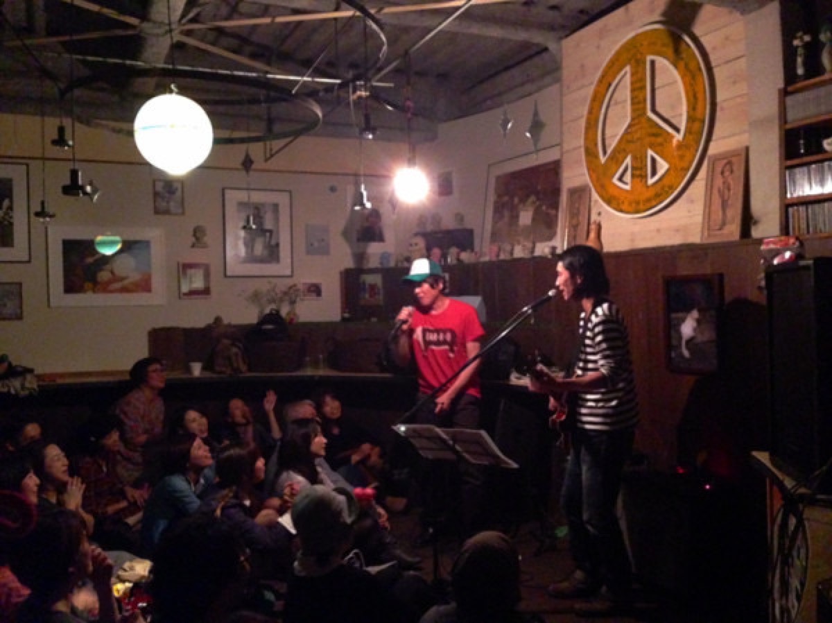 WE-LOW HOUSEでの百々和宏（モーサム・トーンベンダー）のライブステージで共に歌唱する奈良