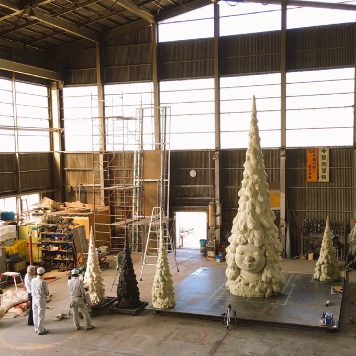 富山県の工房で立体作品のチェックを行う