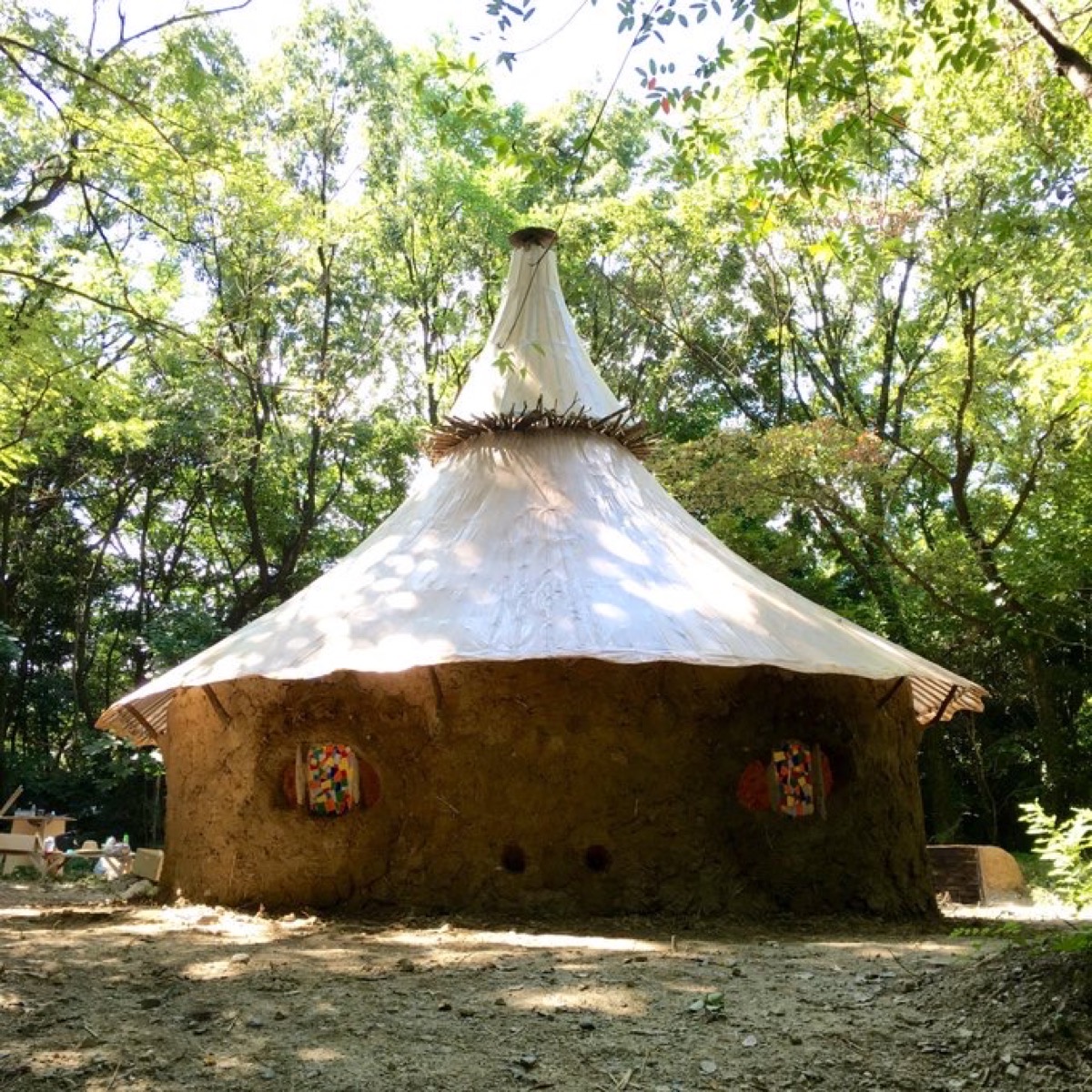 愛知県立芸術大学の教員・森北伸や学生らと共に制作した《森の中の大きな頭（のろし台のイグルー）》