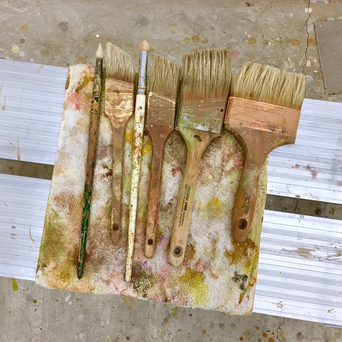 奈良が制作に使用している筆や刷毛