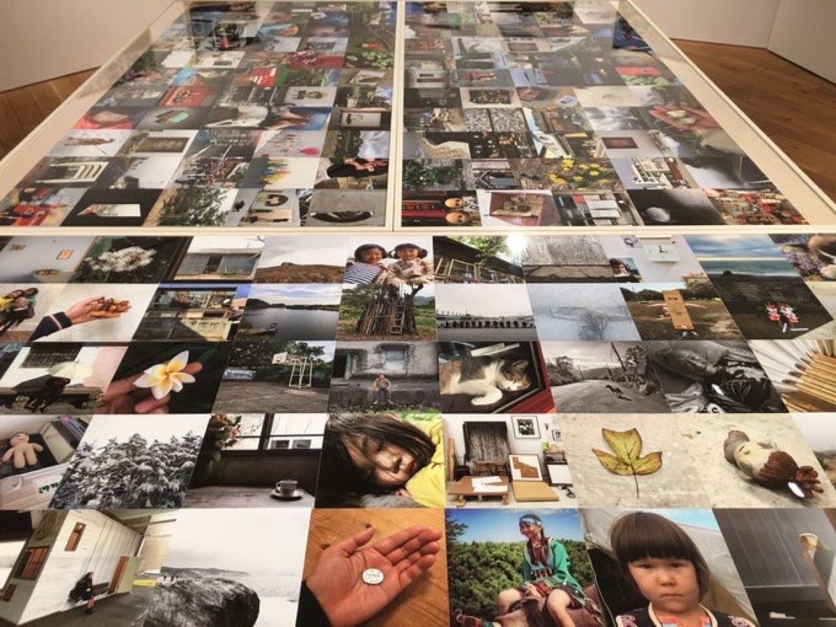 写真展示用のテーブル