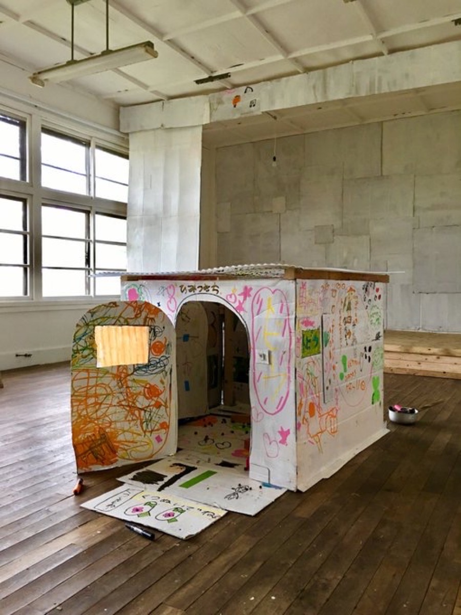 奈良の作った小屋に飛生の子供たちが絵を描いた