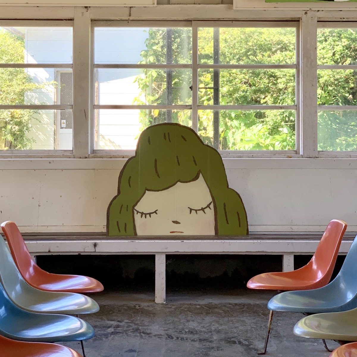 段ボールに描いた作品と北海道の風景を写真に収めた《旅する山子》