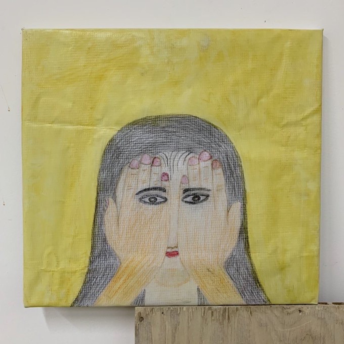 スタジオに置いてあるヨルダン・アズラックのシリア難民キャンプの子供が描いた絵