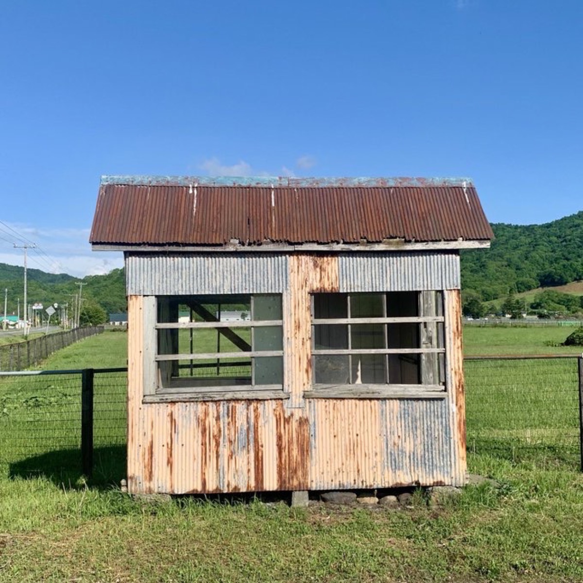 北海道のバス停前にある小屋