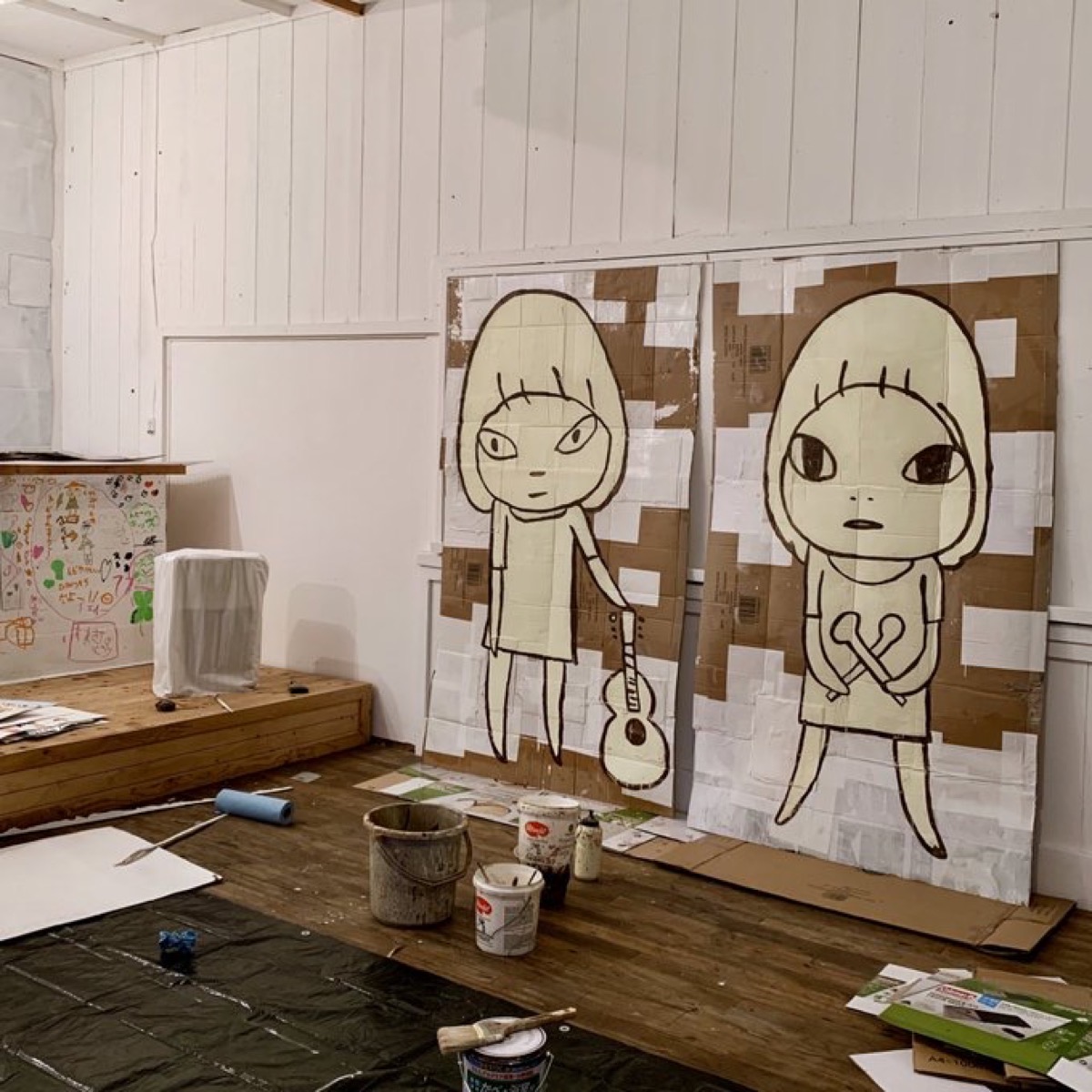 《Girl with Guitar》、《Girl with Drum Sticks》飛生で身近にある素材を用いて制作された絵画作品